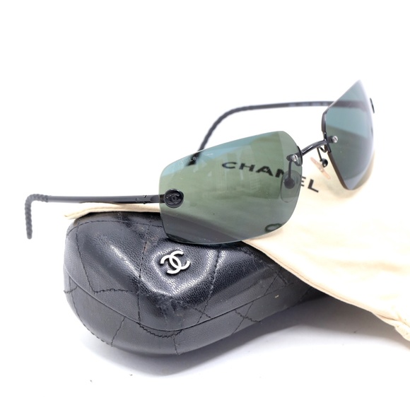 Chanel Black Vintage Sunnies - Picture 2 of 11